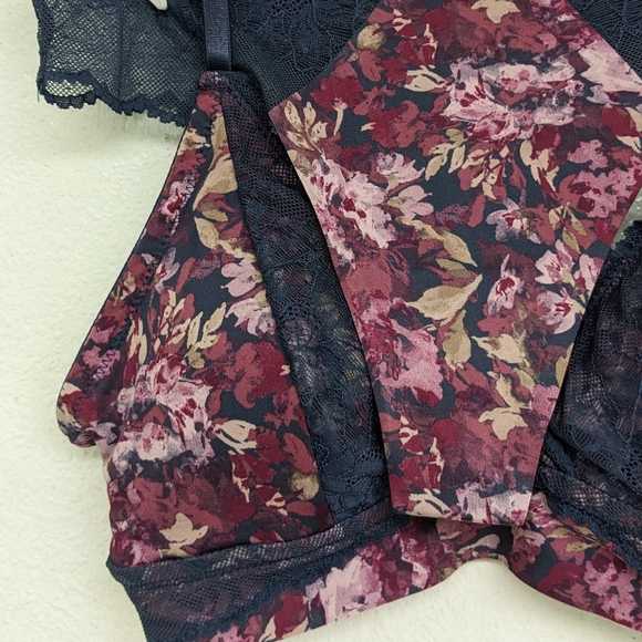 Jessica Simpson 3 Piece Set Bralette With Flirty Thongs - Picture 5 of 10